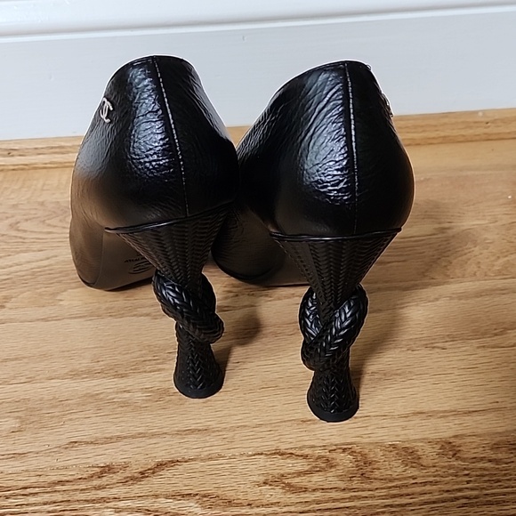 CHANEL authentic Black Textured Leather Heels with Knotted Detail - Picture 4 of 6